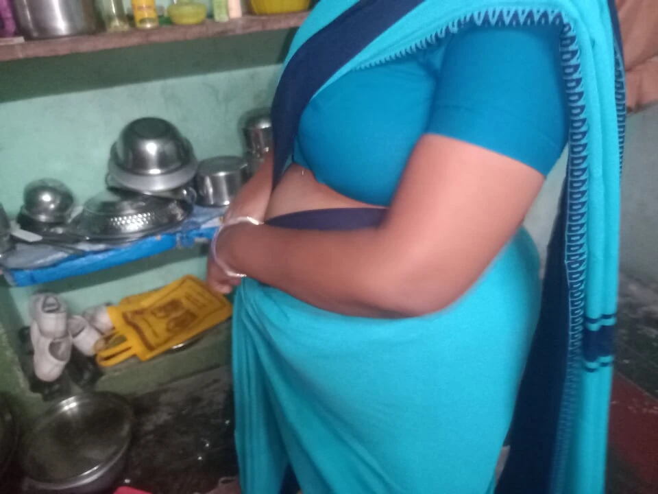 Indian aunty saree changing porn video
