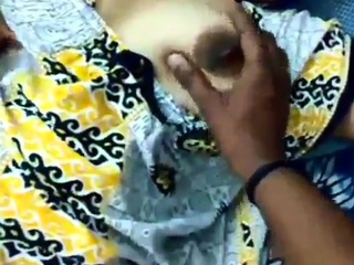 बीवी का गाउन ऊपर उठाकर