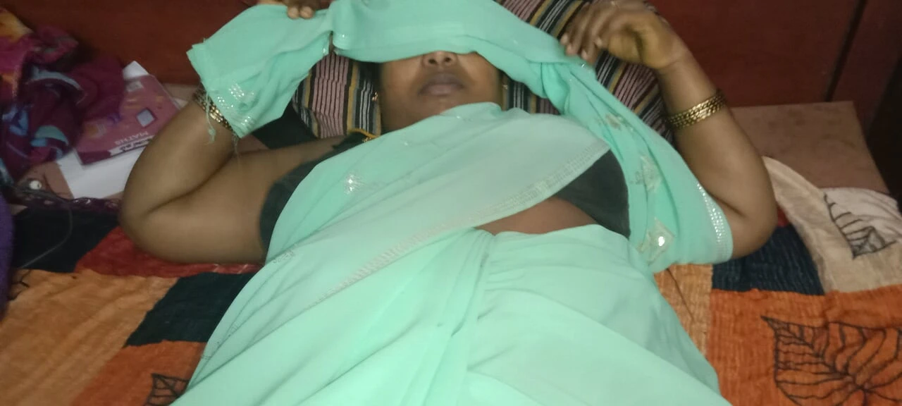 My neighbor’s aunt was beautiful in a saree on the bed. I gently rubbed her breasts and shared them on the bed.