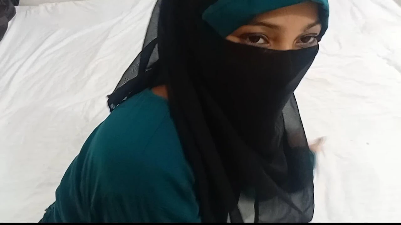 Hijabi girlfriend was fucked by her boyfriend in hotel