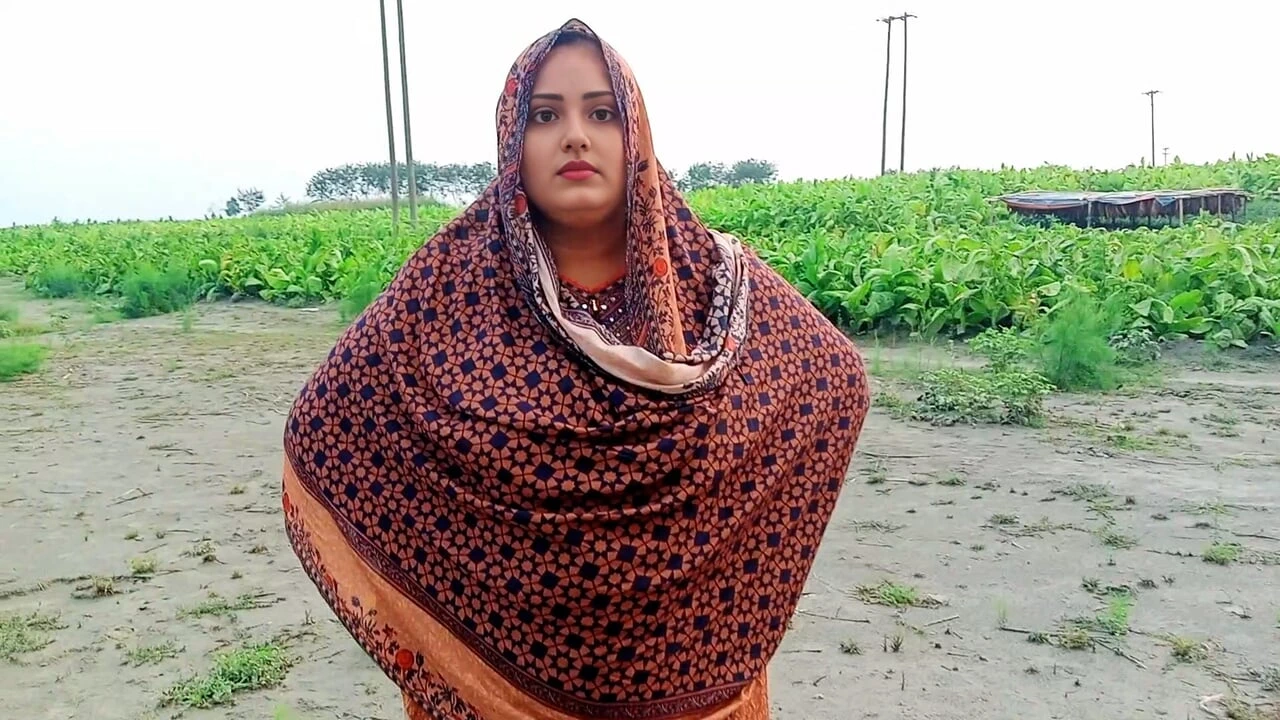 Hoktoml9_Bangladesi village sister-in-law brought me a bag and got on top of me and fucked me.